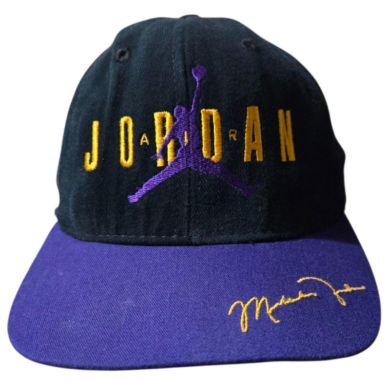 Vintage jaren 90 Nike Michael Jordan snapback hoed gemaakt in de VS paarsgeel afbeelding 2