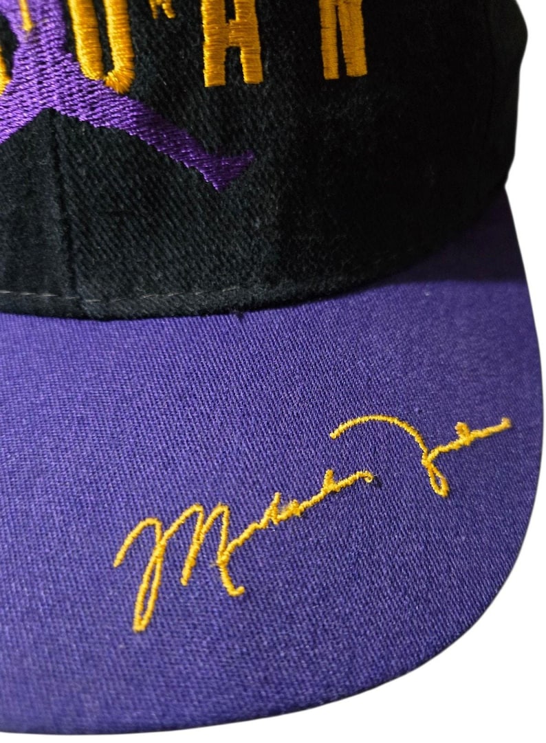 Vintage jaren 90 Nike Michael Jordan snapback hoed gemaakt in de VS paarsgeel afbeelding 3