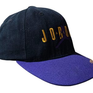Vintage jaren 90 Nike Michael Jordan snapback hoed gemaakt in de VS paarsgeel afbeelding 6