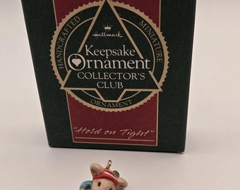 Vintage 1988 Hallmark miniatuur aandenkenornament Collector's Club HOUD JE SPOEDIG HOUDEN