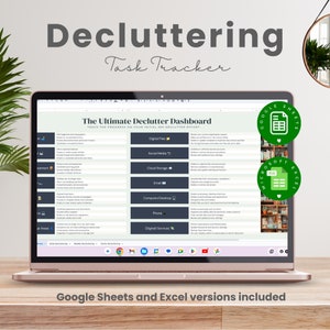 Può includere: Un computer portatile con uno schermo che mostra un foglio di calcolo per il monitoraggio delle attività di decluttering con il titolo "The Ultimate Declutter Dashboard". Il foglio di calcolo è diviso in categorie come "File digitali", "Social media", "Archiviazione cloud", "E-mail", "Computer/Desktop", "Telefono" e "(Servizi digitali)". Il foglio di calcolo è progettato per aiutare gli utenti a tenere traccia dei loro progressi nel decluttering dei loro effetti personali. L'immagine include anche icone per Google Sheets e Microsoft Excel, a indicare che il foglio di calcolo è disponibile in entrambi i formati. Il testo "Google Sheets and Excel versions included" è visualizzato sotto il computer portatile.
