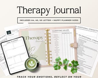 Könnte beinhalten: Ein Therapie-Journal mit dem Text "Therapy Journal" und "Includes A4, A5, US Letter + Happy Planner Sizes". Das Journal ist geöffnet und zeigt linierte Seiten. Eine Tasse grüner Tee und ein Tablet liegen neben dem Journal. Der Text unten lautet "Track your emotions, reflect on your thoughts, and build healthier coping habits."