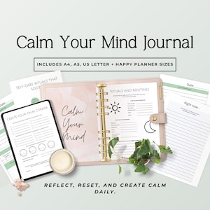 Könnte beinhalten: Ein rosa Journal mit den Worten "Calm Your Mind" und dem Text "Reflect, Reset, and Create Calm Daily." Das Journal enthält Seiten für Selbstpflege-Rituale und -Routinen und ist in den Größen A4, A5, US Letter und Happy Planner erhältlich.