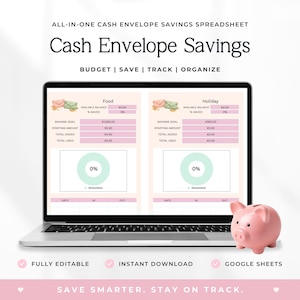Puede incluir: Una computadora portátil muestra una hoja de cálculo de ahorro en efectivo, con secciones de presupuesto para alimentos y vacaciones. Una alcancía rosa está a la derecha. El texto dice "Cash Envelope Savings" y "Save Smarter. Stay on Track."