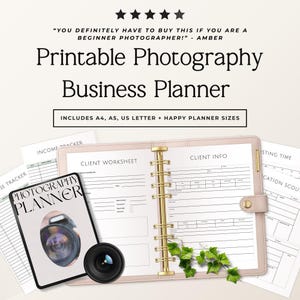 Op de afbeelding: Een printbare fotografie-businessplanner met een beige ringband met gouden ringen, open op pagina's met klantinformatie. Bevat losse vellen met inkomsten-trackers en locatiescouting-formulieren, plus een voorpagina met een cameralens.