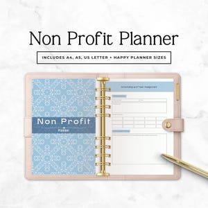 Puede incluir: Una agenda de anillas rosa claro con una cubierta azul estampada con el texto Non Profit Planner y una página interior titulada Scheduling and Task Assignment. El texto incluye los tamaños A4, A5, US Letter y Happy Planner.