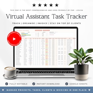 以下が含まれることがあります： Virtual Assistant Task Trackerの表計算ソフトを表示したノートパソコンの画面。クライアント、ステータス、期限の列がある。赤い円形のアイコンはビデオチュートリアルが含まれていることを示している。コーヒーカップと緑の植物が横に置かれている。