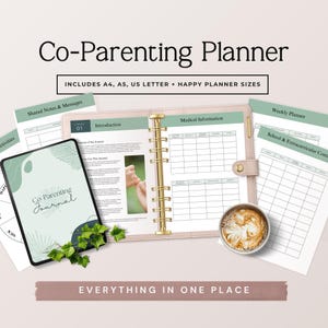 Può includere: Un pianificatore di co-genitorialità con il testo "Co-Parenting Planner" e "EVERYTHING IN ONE PLACE". Il pianificatore include formati A4, A5, US Letter e Happy Planner. L'immagine mostra un diario, un pianificatore e una tazza di caffè.