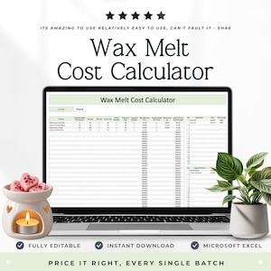Puede incluir: Una hoja de cálculo digital para calcular el coste de wax melts en la pantalla de un portátil, con columnas para detalles y costes. Junto al portátil hay un quemador de cera de cerámica blanca con una vela encendida y una planta verde.