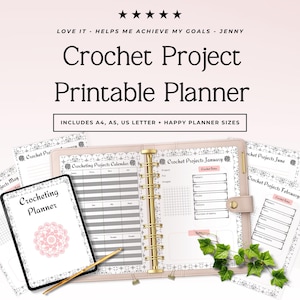 Könnte beinhalten: Ein druckbarer Häkelprojekt-Planer mit einem hellrosa Ringbuch mit goldenen Ringen, einer Kalenderseite und Projektnotizblättern. Der Text lautet "Crochet Project Printable Planner" und "Includes A4, A5, US Letter + Happy Planner sizes."