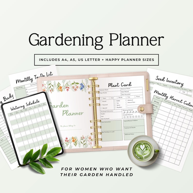 Peut inclure: Un planificateur de jardinage avec un classeur rose, ouvert sur une page de fiche de plante, et une tablette num&eacute;rique affichant un calendrier d'arrosage. Le planificateur comprend les formats A4, A5, US Letter et Happy Planner. Une tasse de matcha latte est &agrave; proximit&eacute;.