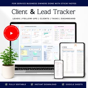 Puede incluir: Un rastreador digital de clientes y prospectos para empresas de servicios mostrado en una laptop, tableta y teléfono inteligente. La interfaz incluye paneles para leads, seguimientos, clientes y tareas, con un icono rojo de tutorial de YouTube.