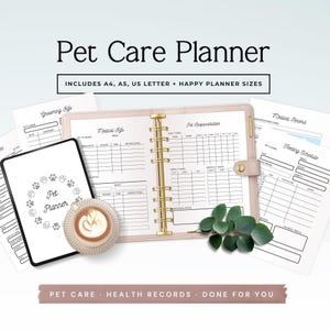 以下が含まれることがあります： ゴールドのリングが付いたペットケアプランナーバインダー。Medical InfoとPet Responsibilitiesのページが開かれています。周囲にはGrooming Info、Medical Record、Feeding Scheduleのページがあり、タブレットにはPet Plannerの文字と足跡のイラストが表示されています。