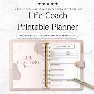 Op de afbeelding: Een lichtroze ringbandplanner voor life coaches met goudkleurige hardware. De tekst op de omslag luidt Life Coach Printable Planner, Includes A4, A5, US Letter + Happy Planner Sizes. De open pagina toont een coachinglogboek met diverse velden.