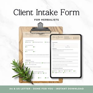 Op de afbeelding: Een cliëntintakeformulier voor kruidkundigen op een houten klembord en een digitaal tabletscherm. Het formulier bevat secties voor cliëntinformatie, medische geschiedenis en levensstijlgewoonten, met een takje groene rozemarijn op het klembord.