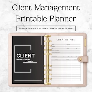 Puede incluir: Una agenda de anillas de color rosa claro con una portada negra con el texto Client Management Planner y una página interior blanca titulada Client Details con campos para información de contacto, empresa y una tabla para nombres y cargos.