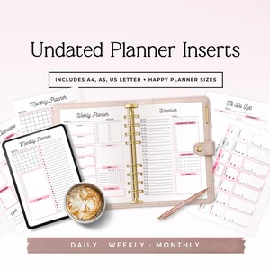 Può includere: Un set di inserti per planner non datati, inclusi formati A4, A5, US Letter e Happy Planner. L'immagine mostra un planner aperto su una pagina settimanale, con una panoramica mensile e una lista di cose da fare. Il design presenta accenti rosa e dettagli dorati.