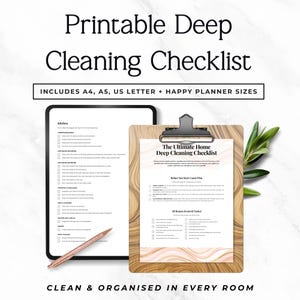 Peut inclure: Une liste de contrôle de nettoyage en profondeur imprimable avec du texte noir sur papier blanc. L'ensemble comprend une tablette numérique et un presse-papier en bois, affichant le titre The Ultimate Home Deep Cleaning Checklist.