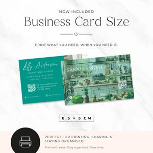 Puede incluir: Dos tarjetas de visita que miden 8,5 x 5 cm. Una tarjeta es de color verde azulado s&oacute;lido con texto blanco que dice Lilly Anderson Nutrition Coach. La otra tarjeta presenta una foto de cocina de fondo con texto blanco Sarah Smith Nutrition Coach.