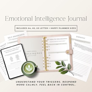 Puede incluir: Un diario rosa abierto con anillos dorados y las palabras "Emotional Intelligence Journal". Incluye una tableta, una taza de té verde y hojas de papel con texto. El texto dice: "Comprende tus desencadenantes. Responde con más calma."