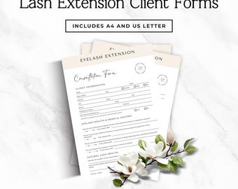 Op de afbeelding: Een stapel wimperextension-klantenformulieren met zwarte tekst op wit papier. De koptekst luidt Eyelash Extension Consultation Form, inclusief velden voor klantinformatie en medische geschiedenis. Een witte magnolia-bloem ligt aan de onderkant.