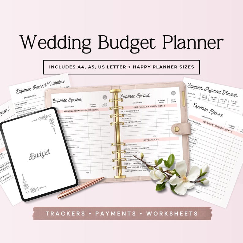 K&ouml;nnte beinhalten: Ein Hochzeitsbudgetplaner mit dem Text "Wedding Budget Planner" und "INCLUDES A4, A5, US LETTER + HAPPY PLANNER SIZES". Der Planer enth&auml;lt Ausgabenaufzeichnungen, Lieferantenzahlungsverfolgungen und Arbeitsbl&auml;tter. Ein Stift und Blumen sind ebenfalls sichtbar.