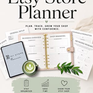 Op de afbeelding: Een digitale en fysieke Etsy Store Planner-set met een beige ringband-organizer, een tablet met de tekst Etsy Store Planner en diverse geprinte sjablonen zoals General Setup, Business Overview, Shop Branding, Coupons & Promotion en Keyword Research. Bevat iconen voor organisatie, tijdsbesparing en groei, met tekst die de formaten A4, A5 en US Letter aangeeft.
