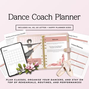 Könnte beinhalten: Ein Tanzlehrer-Planer mit dem Text "Dance Coach Planner" und "INCLUDES A4, A5, US LETTER + HAPPY PLANNER SIZES". Der Planer enthält einen Kalender, Unterrichtsplanungsseiten und eine Willkommensseite. Ein Paar Ballettschuhe und eine Blume sind ebenfalls enthalten.