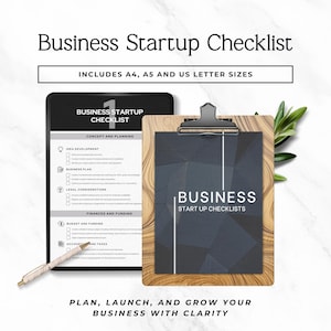Może przedstawiać: Zestaw dokumentów Business Startup Checklist zawierający czarny tablet z listą kontrolną obejmującą koncepcję, planowanie, finanse i podatki oraz drewnianą podkładkę z klipsem z ciemnoniebieską stroną tytułową z białym tekstem.