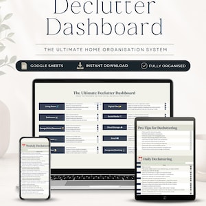 Puede incluir: Un panel de control de limpieza digital que se muestra en una computadora portátil, una tableta y un teléfono inteligente. El título "Declutter Dashboard" está en la parte superior, con el lema "The Ultimate Home Organisation System". Incluye listas de verificación de habitaciones, limpieza digital y seguimiento del progreso.
