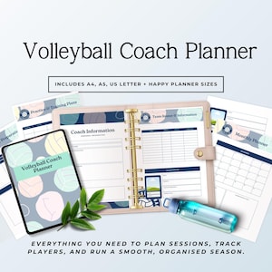 Könnte beinhalten: Ein Volleyball-Trainerplaner mit dem Titel "Volleyball Coach Planner" und dem Text "Includes A4, A5, US Letter + Happy Planner Sizes". Der Planer enthält Abschnitte für Übungen, Training, Teamaufstellung und Monatsplanung. Eine Wasserflasche ist ebenfalls sichtbar.