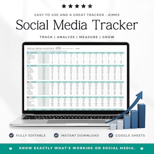 以下が含まれることがあります： ノートパソコンの画面には、Facebook、Instagram、YouTube、TikTokの分析用列を含むSocial Media Trackerスプレッドシートが表示されています。インターフェースには「Track, Analyze, Measure, Grow」というテキストと、上昇傾向を示す青い棒グラフが含まれています。