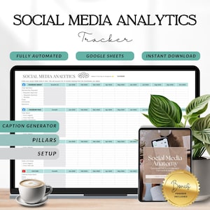 Op de afbeelding: Een laptopcomputer die een Google Sheets-spreadsheet toont met de titel "Social Media Analytics Tracker". De spreadsheet is een sjabloon voor het bijhouden van de groei van sociale media. De laptop staat op een houten tafel met een kop koffie en een plant op de achtergrond. Een digitale tablet staat ook op de tafel en toont een digitaal boek met de titel "Social Media Anatomy". De tablet heeft een gouden sticker met het woord "Bonus" en de tekst "Freebie Included".