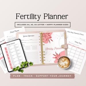 K&ouml;nnte beinhalten: Ein Fruchtbarkeitsplaner mit dem Text "Fertility Planner" und "Includes A4, A5, US Letter + Happy Planner Sizes". Der Planer ist ge&ouml;ffnet und zeigt Seiten mit rosa floralen Designs. Ein Tablet zeigt eine Checkliste. Eine Tasse Kaffee steht in der N&auml;he.
