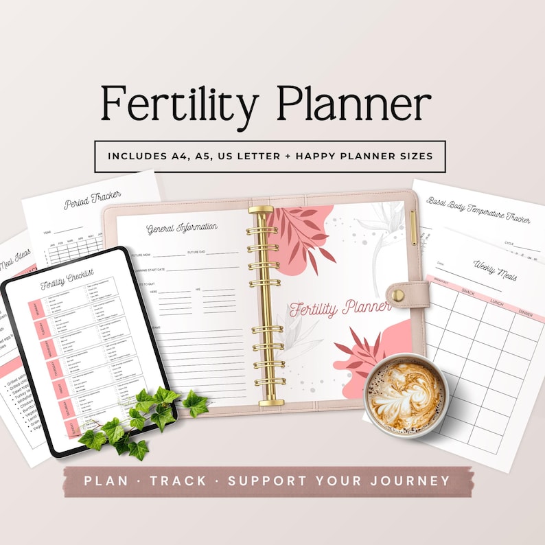 K&ouml;nnte beinhalten: Ein Fruchtbarkeitsplaner mit dem Text "Fertility Planner" und "Includes A4, A5, US Letter + Happy Planner Sizes". Der Planer ist ge&ouml;ffnet und zeigt Seiten mit rosa floralen Designs. Ein Tablet zeigt eine Checkliste. Eine Tasse Kaffee steht in der N&auml;he.