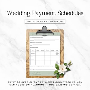 Può includere: Un appuntamento di legno con un programma di pagamento per wedding planner. Il testo include "Wedding Payment Schedules" e "Includes A4 and US Letter". Un fiore bianco e foglie verdi sono nell'angolo in basso a destra. Il testo recita "BUILT TO KEEP CLIENT PAYMENTS ORGANISED SO YOU CAN FOCUS ON PLANNING - NOT CHASING DETAILS."