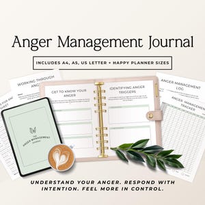 Pode incluir: Um diário de gerenciamento de raiva rosa claro com detalhes dourados, aberto para revelar páginas pautadas. Inclui um tablet, café e planilhas impressas. O texto diz "Anger Management Journal" e "Understand your anger."