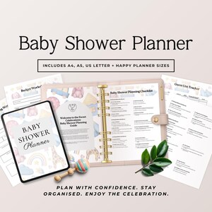 Könnte beinhalten: Ein Babyparty-Planer mit dem Titel "Baby Shower Planner" auf einem Tablet und einem Ordner. Der Planer enthält die Größen A4, A5, US Letter und Happy Planner. Das Bild enthält auch eine Babyspielrassel und einen Zweig grüner Blätter.