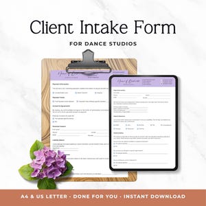 Könnte beinhalten: Ein Kundenaufnahmeformular für Tanzstudios auf einem hölzernen Klemmbrett und einem digitalen Tablet-Bildschirm. Das Dokument enthält violette Kopfzeilen, Textfelder für persönliche Daten, Zahlungsdetails und Haftungsausschlüsse, akzentuiert durch lila Blumen.