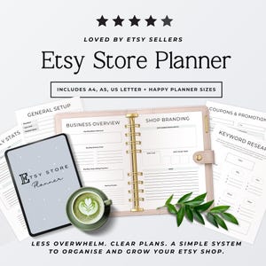 Op de afbeelding: Een Etsy Store Planner met een lichtroze map, gouden ringen en diverse bedrukte pagina's waaronder Business Overview en Shop Branding. Een tablet toont de titel Etsy Store Planner en een groene kop met latte art staat ernaast.