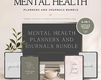 Pode incluir: Um pacote digital com um monitor de computador e quatro tablets exibindo planejadores e diários de saúde mental. O texto diz Mental Health Planners and Journals Bundle, 4-in-1 Complete Wellness System, Anxiety Journal, Depression Journal, Calm Your Mind, Bipolar Journal e Mind Declutter Planner.