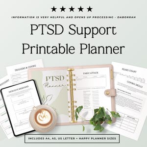 Puede incluir: Un conjunto de planificador imprimible de apoyo para el TEPT que incluye una carpeta rosa pálido con anillas doradas, una tableta con una página de recuerdos intrusivos y varias hojas de trabajo sobre factores desencadenantes y miedos.
