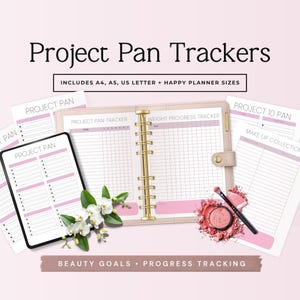 Puede incluir: Presentación de Project Pan Trackers, incluyendo tamaños A4, A5, US Letter y Happy Planner. La imagen muestra una agenda, una tableta digital y hojas sueltas con acentos rosas. El texto dice "Project Pan Trackers" y "Beauty Goals • Progress Tracking".