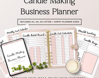 Puede incluir: Un planificador de negocios de fabricación de velas con una cubierta rosa claro y anillas doradas. El planificador incluye páginas para un calendario mensual de aromas, registros de lotes, calculadora de costos e inventario de moldes.