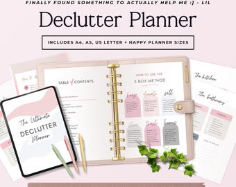 Puede incluir: Un conjunto de planificador de organización digital y físico con una carpeta rosa de anillas doradas, una tableta con la portada y páginas impresas. El texto incluye "Declutter Planner", "5 Box Method" y tamaños de papel disponibles.
