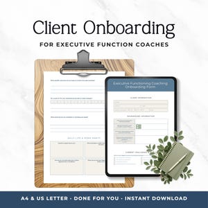 Op de afbeelding: Een klembord met een formulier en een digitale tablet met een onboardingformulier voor klanten voor coaches in executieve functies. De tekst bevat secties voor klantinformatie en dagelijkse gewoonten. Een notitieboek en een pen zijn ook zichtbaar.
