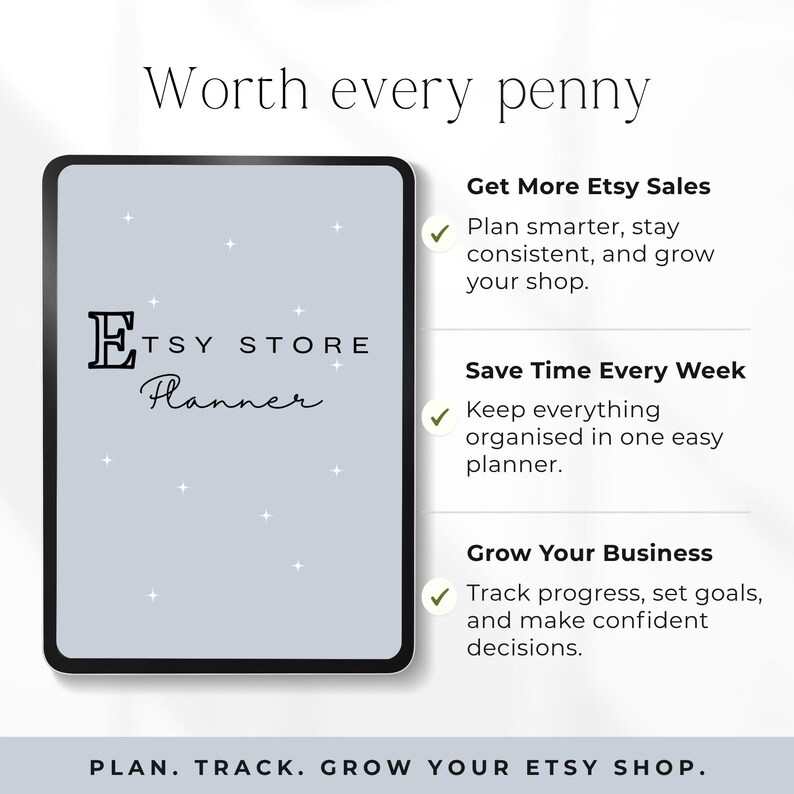 Op de afbeelding: Een digitale tablet met een Etsy Store Planner op een lichtblauwe achtergrond met witte sterren. De tekst luidt Worth every penny, Get More Etsy Sales, Save Time Every Week, Grow Your Business en PLAN. TRACK. GROW YOUR ETSY SHOP.