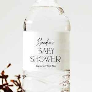 Könnte beinhalten: Eine durchsichtige Plastikwasserflasche mit einem weißen Etikett, auf dem "Sandra's Baby Shower" und "September 14th, 20xx" steht.