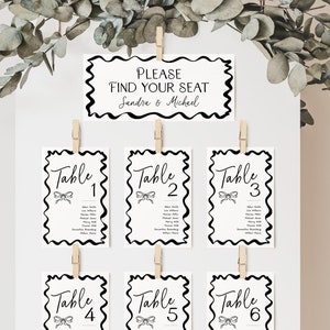 Modello di tabella dei posti a sedere disegnato a mano con scritta "She is Tying the Knot", banner con fiocco nero "Trova il tuo posto", cartello per matrimonio moderno con bordo ondulato, BS100