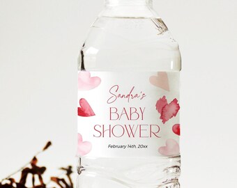 Könnte beinhalten: Wasserflaschenetikett mit rosa Aquarellherzen und dem Text "Sandra's Baby Shower, 14. Februar 20xx".